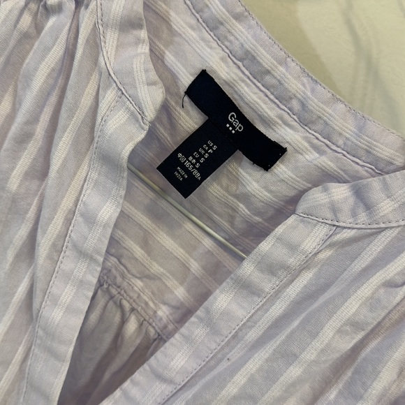Gap women’s lavender shirt. Size small - Picture 2 of 5
